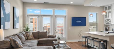 Smart TV, caminetto, tavolo da calcetto, tavolo da ping pong
