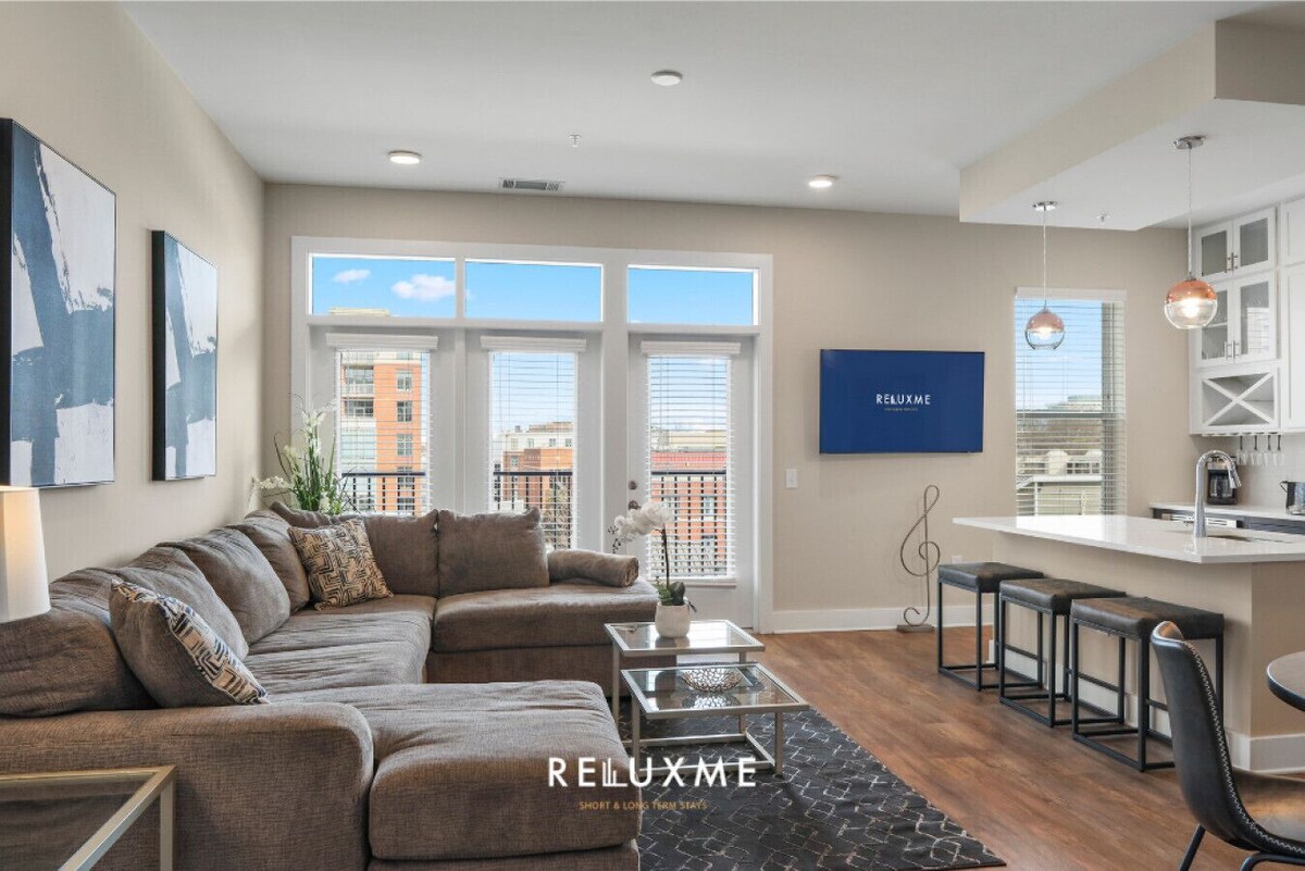 Reluxme | Lux 3BR Condo w/ Skyline View + Stadiums