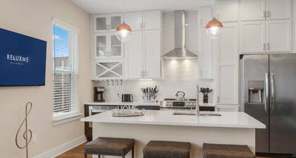 Reluxme | Lux 3BR Condo w/ Skyline View