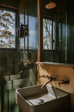 Cabaña estándar, 1 cama Queen size, para no fumadores, vista a la montaña | Baño | Regadera, regadera tipo lluvia, amenidades de baño de diseñador 