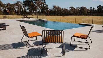 Kolam renang terbuka, payung kolam, kerusi lepak pantai