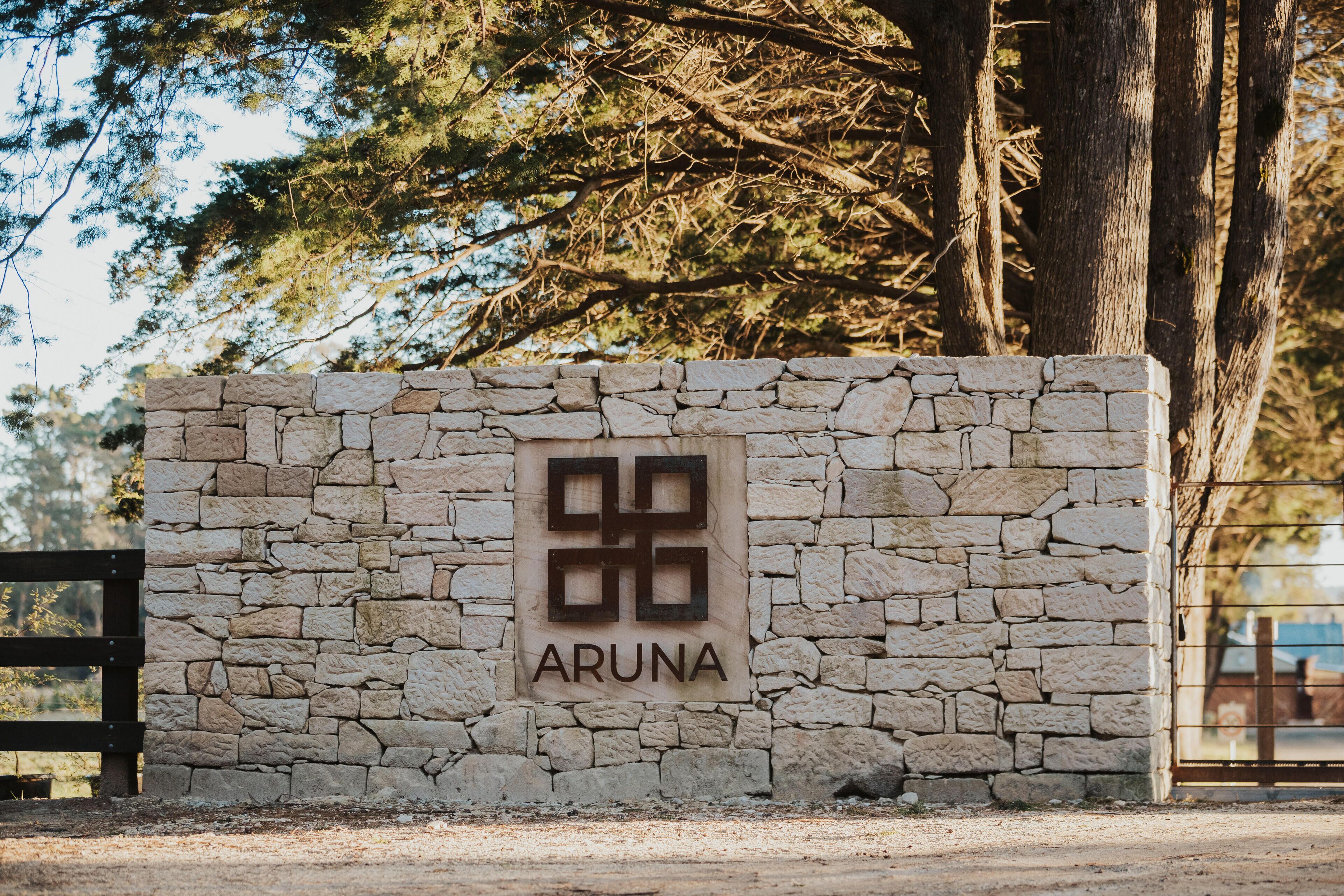 Eine Steinsäule mit dem eingravierten Namen „ARUNA“.