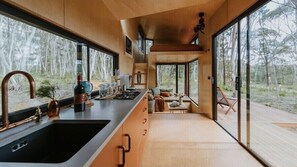 Cabaña estándar, 1 cama de matrimonio, no fumadores, vistas a la montaña | Cocina básica privada | Cafetera o tetera y utensilios de cocina