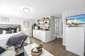 1 bedroom, WiFi, bed sheets - Coastal Arts District Hideaway - ART GALLERIES, FOOD, SHOPPING, MUSIC and MORE! (Melbourne)