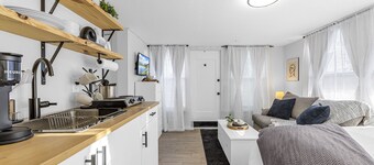 Coastal Arts District Hideaway - ART GALLERIES, FOOD, SHOPPING, MUSIC and MORE!