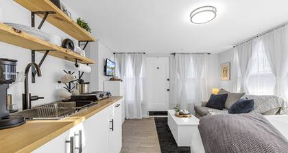 Coastal Arts District Hideaway - ART GALLERIES, FOOD, SHOPPING, MUSIC and MORE!