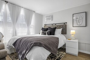 1 bedroom, WiFi, bed sheets - Coastal Arts District Hideaway - ART GALLERIES, FOOD, SHOPPING, MUSIC and MORE! (Melbourne)