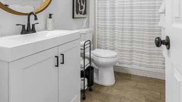 Regadera, secadora de cabello, toallas, jabón