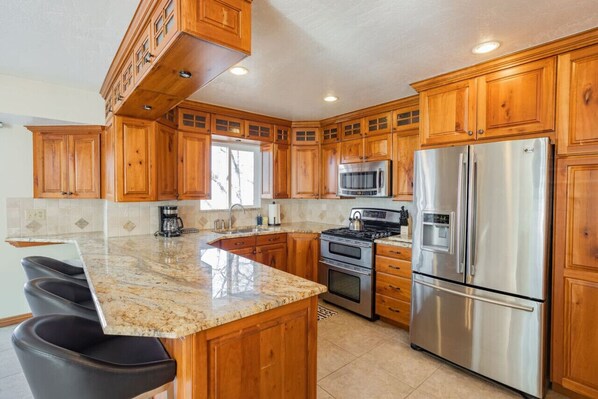 Refrigerador, microondas, horno, placa de cocina