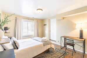 Escritorio, tabla de planchar con plancha, wifi y ropa de cama 