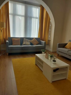 TV - Spacious 1-Bed Apartment in Leeds (Leeds)