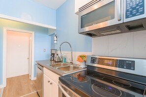 Cookware/dishes/utensils - Cozy Cottage-Walk To Cliffton&Falls/Central Attraction (Niagara Falls)