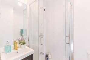 Shower, hair dryer, towels, soap - Cozy Cottage-Walk To Cliffton&Falls/Central Attraction (Niagara Falls)