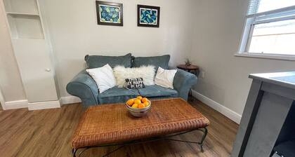 Riverbend Cottage under Oaks