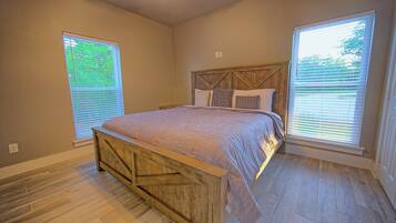 4 bedrooms, iron/ironing board, WiFi, bed sheets