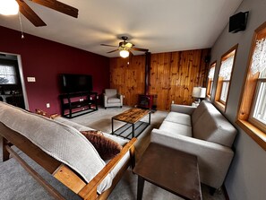 Smart TV, fireplace - The Pier Cottage located in River of Lakes (Bagley)