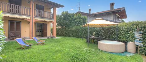 Tina de hidromasaje al aire libre