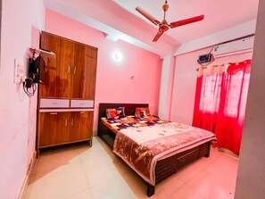 Meja, kalis bunyi, Wi-fi percuma, cadar katil 