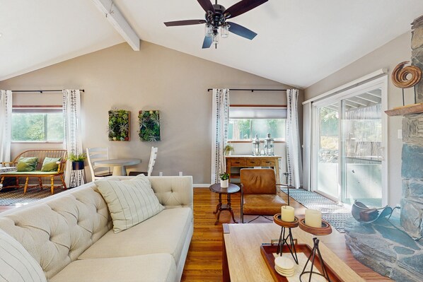 TV - Quiet home near Bass Lake/Yosemite with private deck (Oakhurst)