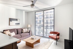 TV, stereo - Excellent Brickell 1BR w/ Pool, Gym & Rooftop, by Blueground (Miami)