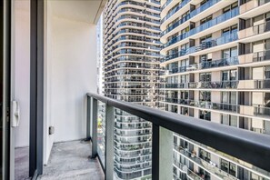 Property grounds - Excellent Brickell 1BR w/ Pool, Gym & Rooftop, by Blueground (Miami)