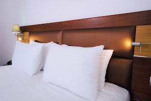 Standaard tweepersoonskamer | Luxe beddengoed, een gratis minibar, een laptopwerkplek