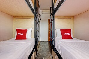 Deluxe Single Room | Free WiFi, bed sheets - Hotel O Penak Malioboro Bunk Bed (Yogyakarta)
