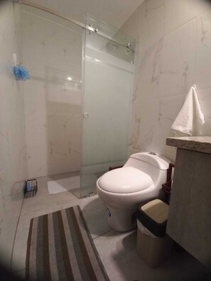Jetted tub, hair dryer, towels, soap - Departamento con Jacuzzi 5 Piso el Condado (Quito)