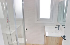 Douche, sèche-cheveux