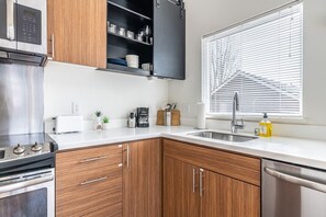 Frigorífico, microondas, horno y placa de cocina