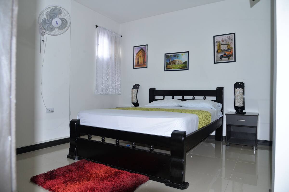Habitación básica doble de uso individual | Ropa de cama hipoalergénica y espacio para trabajar con un portátil