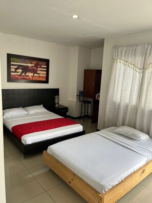 基础双床房, 多张床 | 防过敏的被褥、笔记本电脑工作区、免费 WiFi、床单