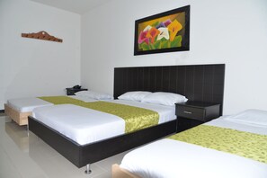 ベーシック トリプルルーム | 低刺激性寝具、ノートパソコン用作業スペース、WiFi (無料)、ベッドシーツ