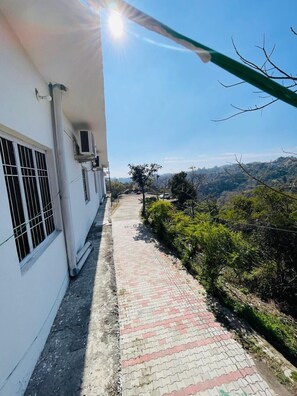 Free self-parking - Paradise Woodland Resort Chintpurni (Dera Gopipur)