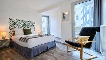 1 slaapkamer, een bureau, een strijkplank/strijkijzer, internet