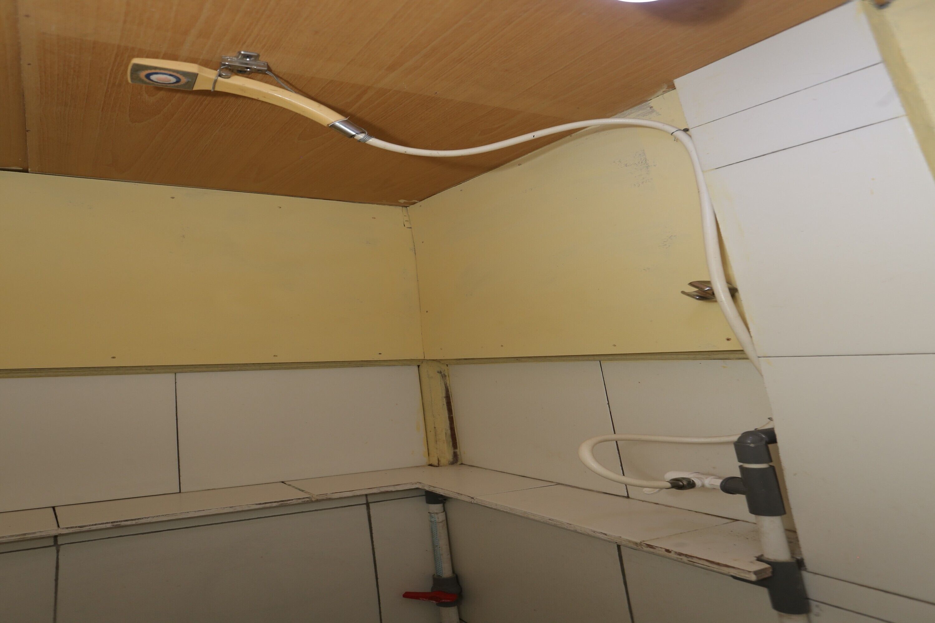 Ein Badezimmer mit Dusche, Toilette und Waschbecken.