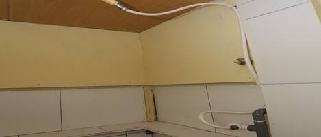 Ein Badezimmer mit Dusche, Toilette und Waschbecken.
