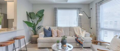 Una televisión, una chimenea, libros, una oficina