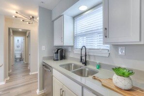 冷蔵庫、電子レンジ、オーブン、コンロ