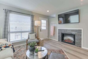 Tv, eldstad och kontor