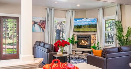 Serene Historic Cottage: Mountain Views, Hot Tub, Fire Pit, Fireplace, Snowbowl