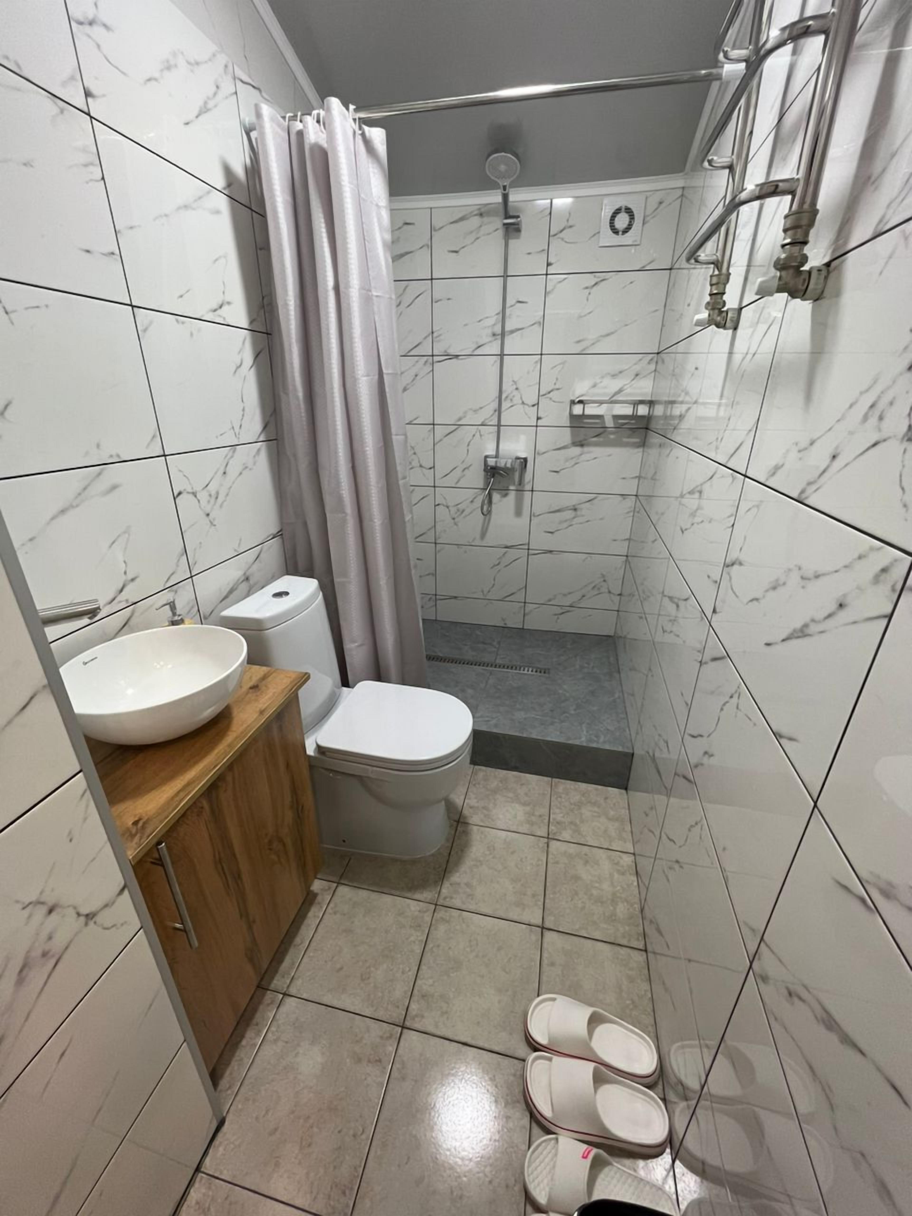 Traditional Double Room | Bathroom | Shower, slippers