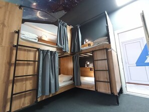 Gemeinsamer Basic-Schlafsaal, Gemischter Schlafsaal | Laptopgeeigneter Arbeitsplatz, schallisolierte Zimmer