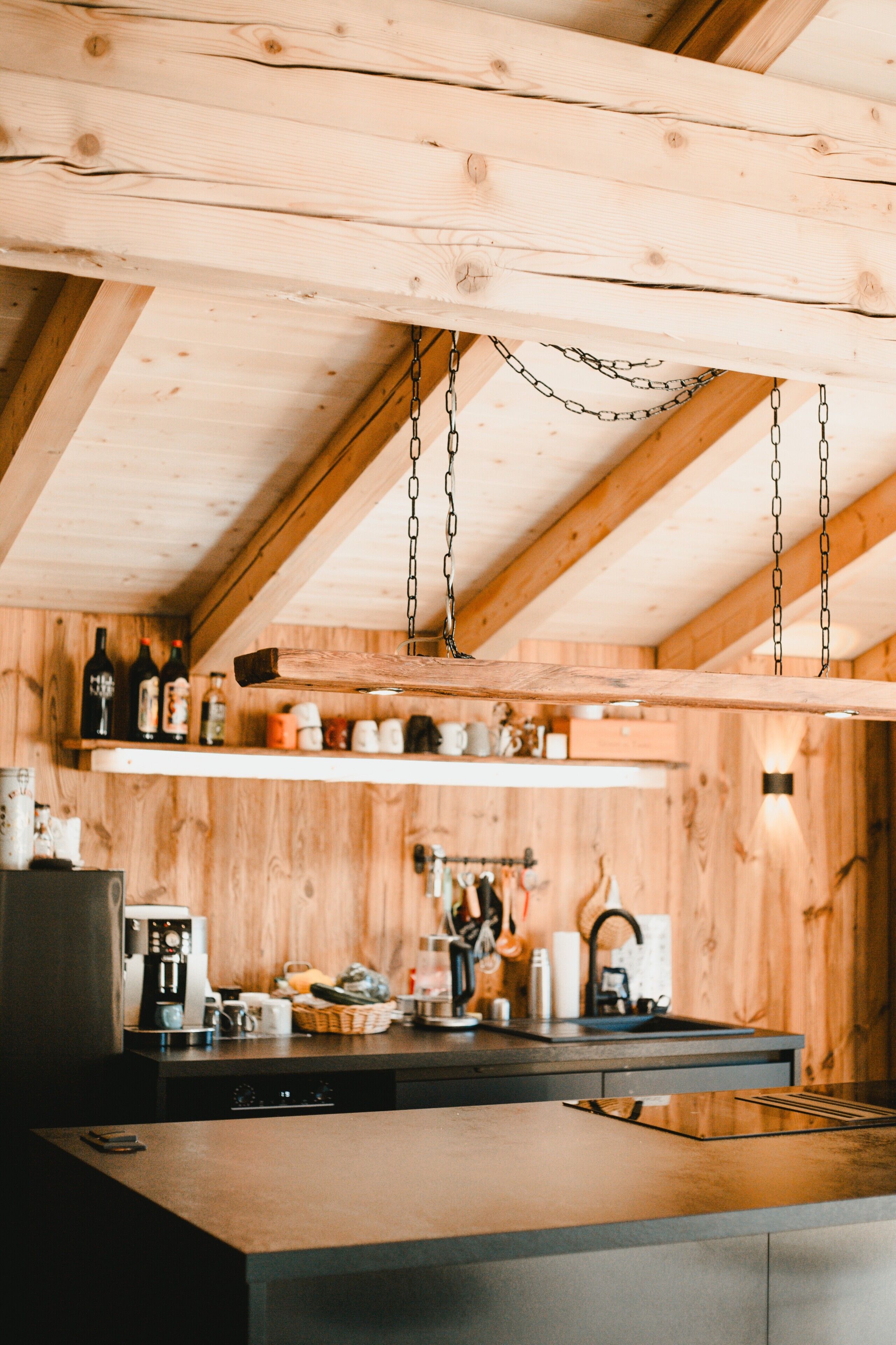 Wasserkocher mit Kaffee-/Teezubehör, Kühlschrank, Mikrowelle, Ofen