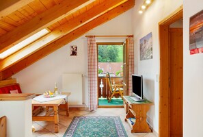 TV - Apartment 'Waxenstein' with Mountain View, Balcony and Wi-Fi (Grainau)