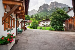 Property grounds - Apartment 'Waxenstein' with Mountain View, Balcony and Wi-Fi (Grainau)