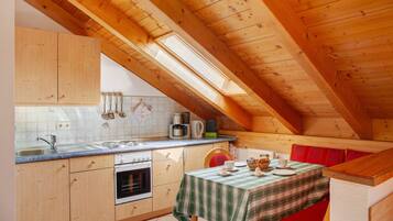 Frigorifero, forno, piano cottura, macchina per tè/caffè