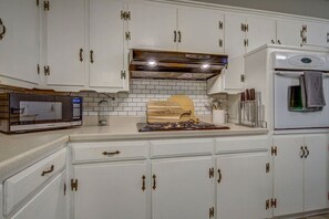 ثلاجة، ميكروويف، فرن، موقد طهي مسطح