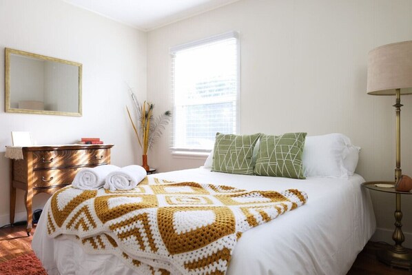 2 bedrooms, desk, iron/ironing board, WiFi