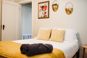 2 bedrooms, desk, iron/ironing board, WiFi